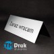 Tabliczka na biurko z wygrawerowaną informacją Zaraz Wracam