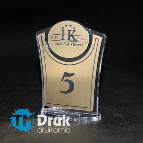 Numerek na stolik z plexi i laminatu grawerskiego wraz z wygrawerowanym logo